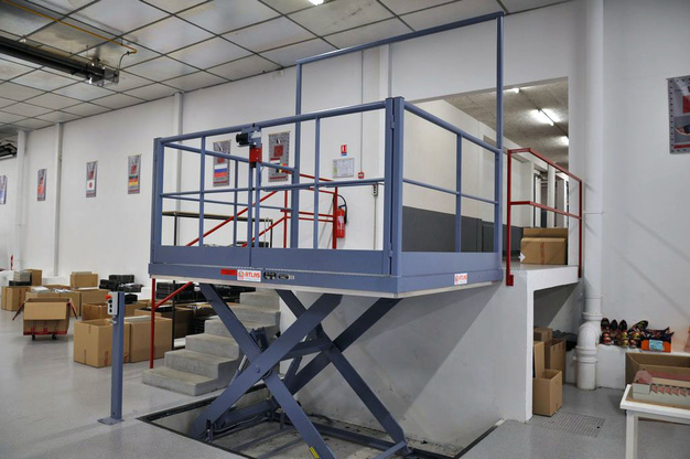 Lifting table for loading dock Lifting table for loading dock